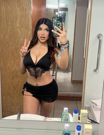 Vivian, 26  female escort, Sandiego